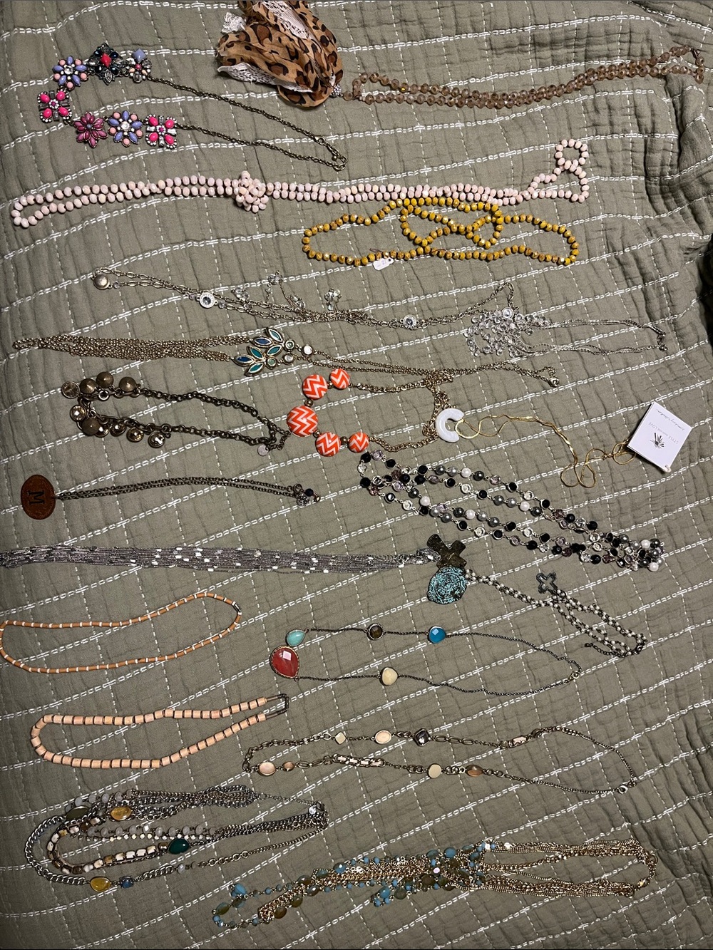 Costume jewelry lot, 20 necklaces.